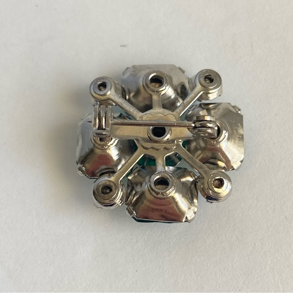 Vintage 50s Emerald Green Rhinestone Brooch Silver Tone Setting Pin Art Deco - Picture 5 of 6